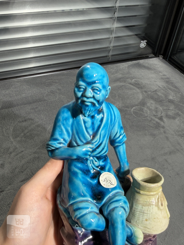 清晚期孔雀蓝釉加茄皮紫釉渔夫塑像 - 图3